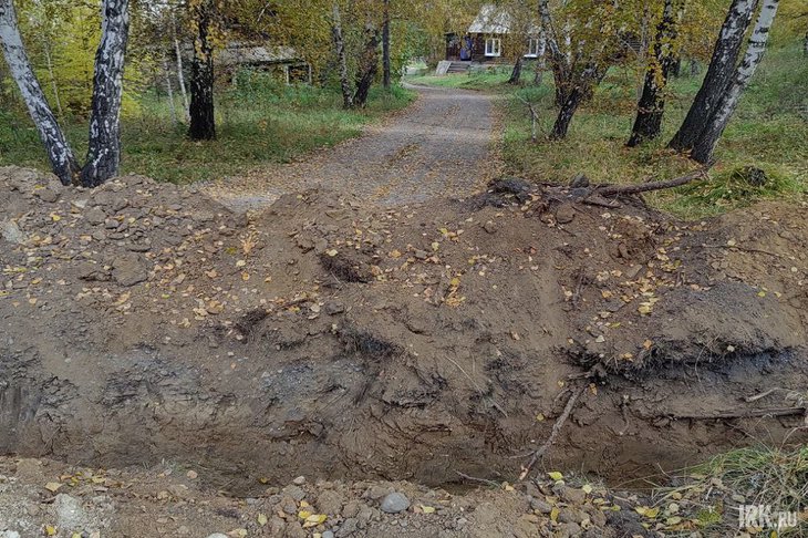 Ров на дороге. Фото предоставили жители Столбова