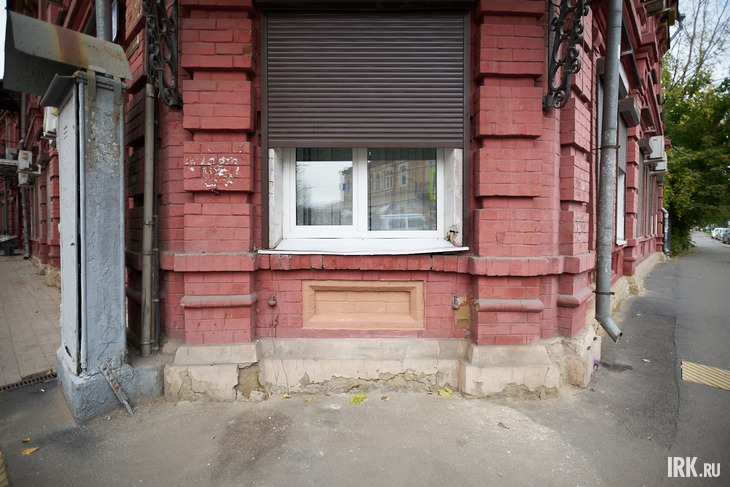 Стена здания на Сухэ-Батора, на которой демонтировали панно. Фото Маргариты Романовой, IRK.ru