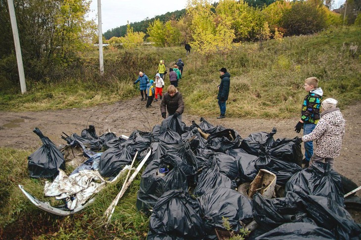 Уборка мусора. Фото пресс-службы администрации Иркутска