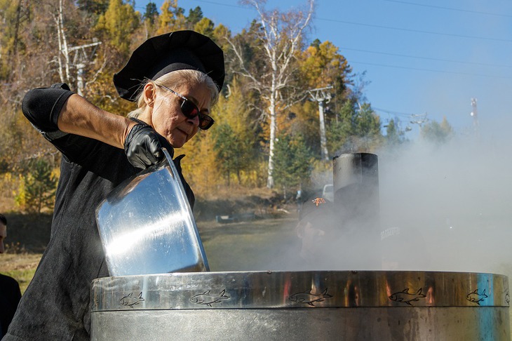 Приготовление ухи. Фото пресс-службы администрации Иркутского района