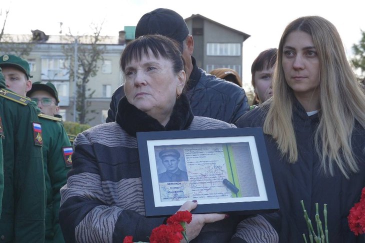 Митинг у мемориала «Вечный огонь Славы» в Иркутске. Фото пресс-службы правительства региона