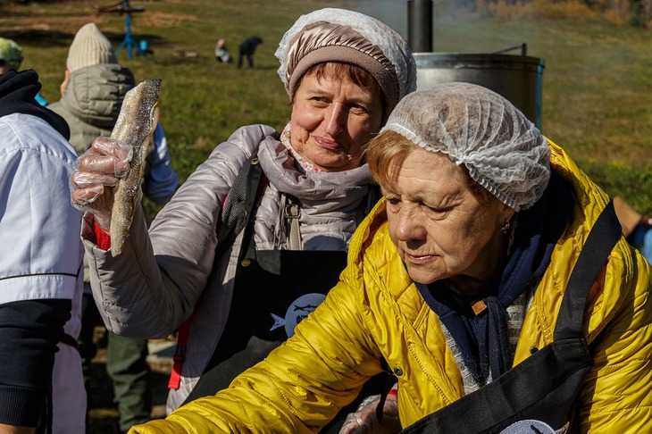 Приготовление ухи. Фото пресс-службы администрации Иркутского района