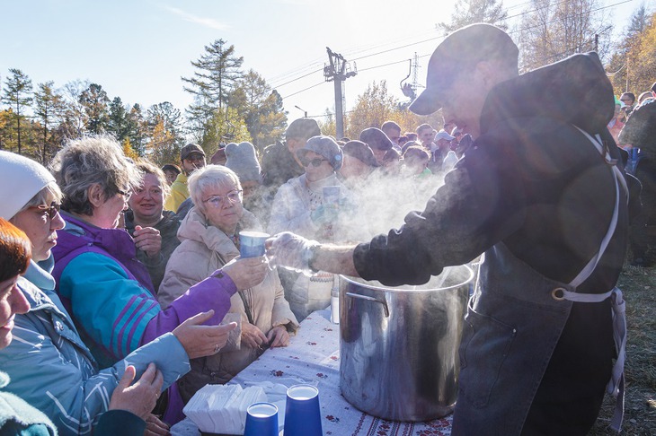 Приготовление ухи. Фото пресс-службы администрации Иркутского района