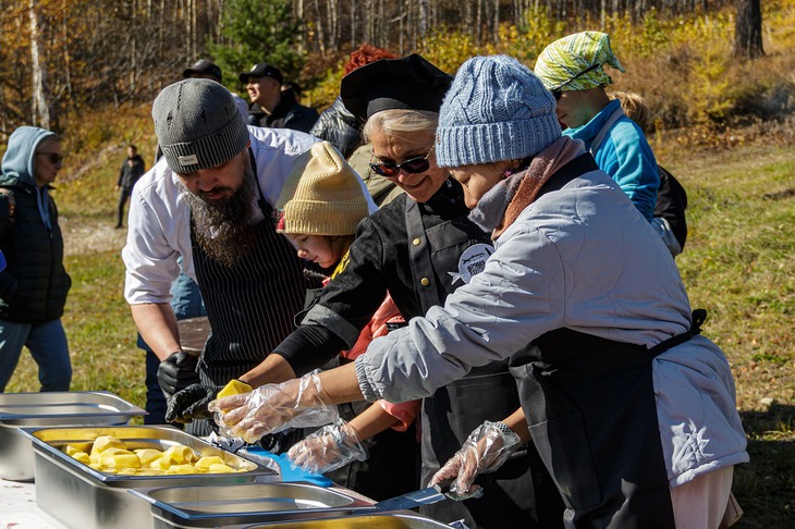 Приготовление ухи. Фото пресс-службы администрации Иркутского района