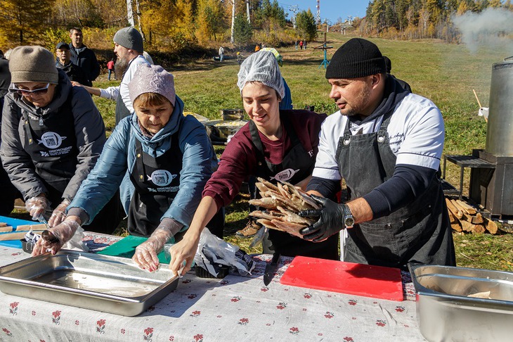Приготовление ухи. Фото пресс-службы администрации Иркутского района