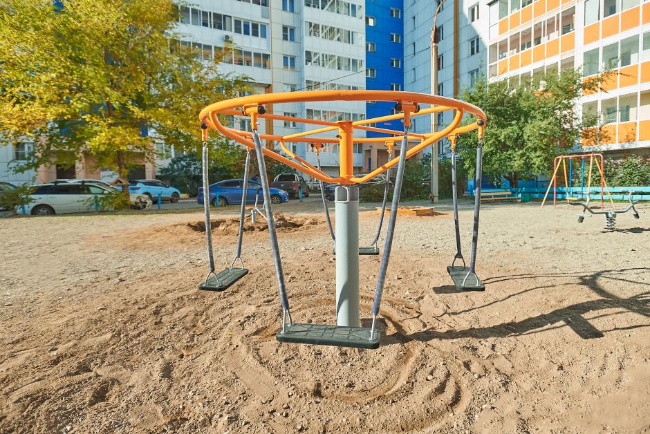 Новая детская площадка во дворе дома на Байкальской, 202/10