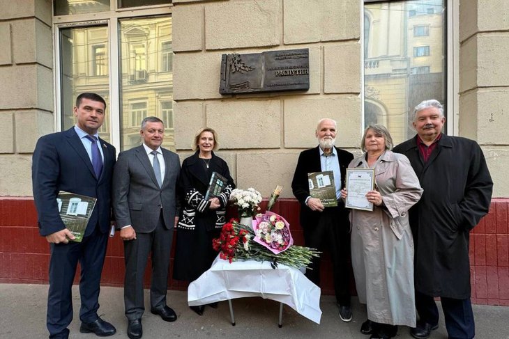 Торжественной открытие мемориальной доски. Фото пресс-службы правительства Иркутской области