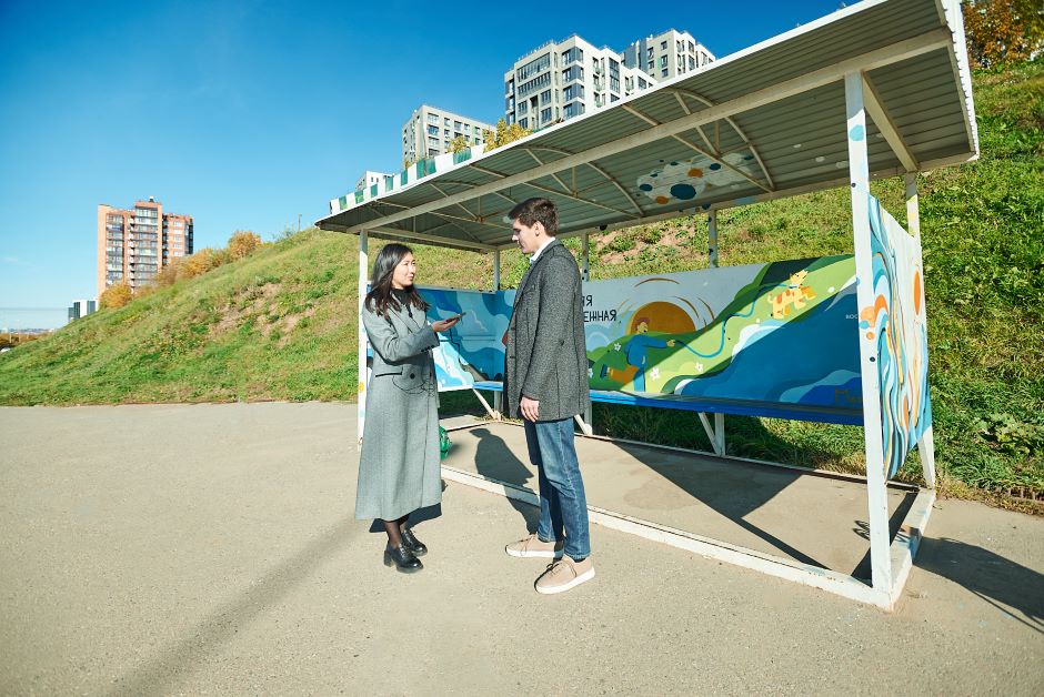 Уличные художники расписали остановочные пункты