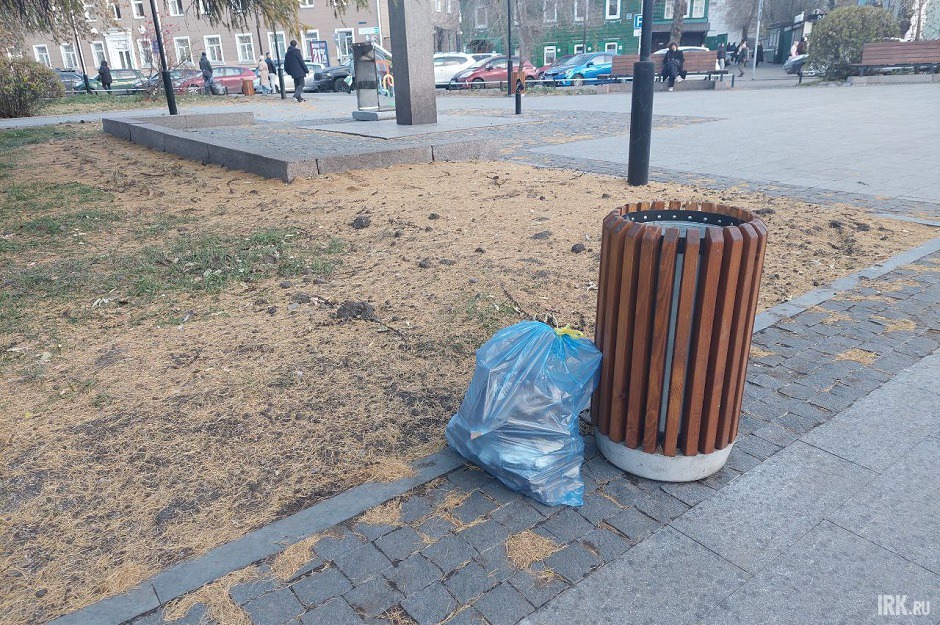 В сквере установили новые урны