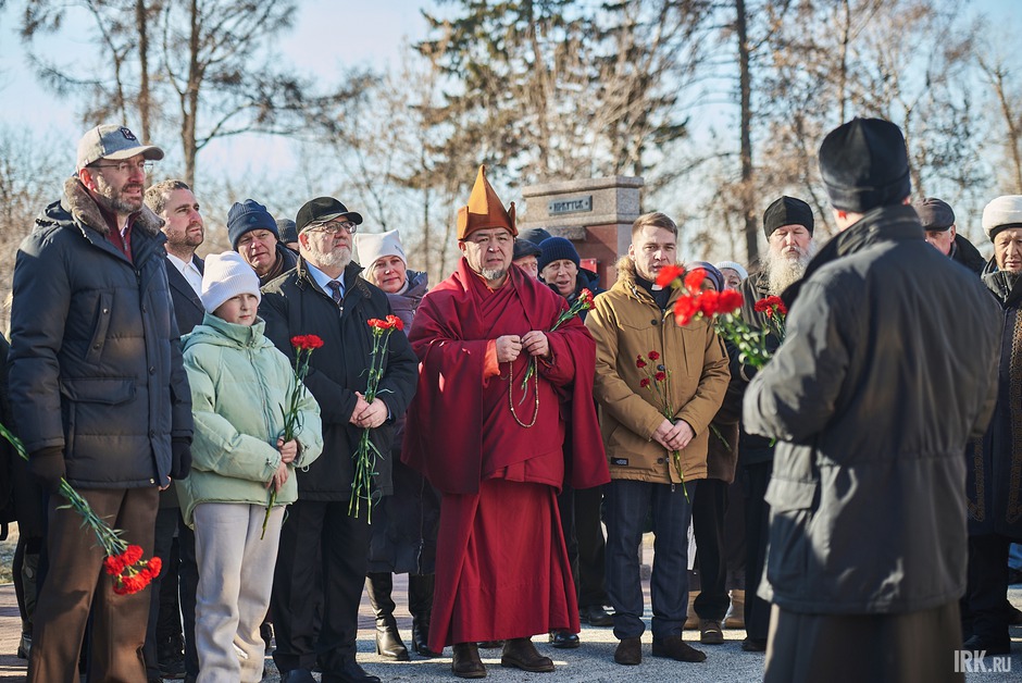 В шествии приняли участие представители власти Иркутска и Иркутской области, национально-культурных центров, общественности, различных конфессий.