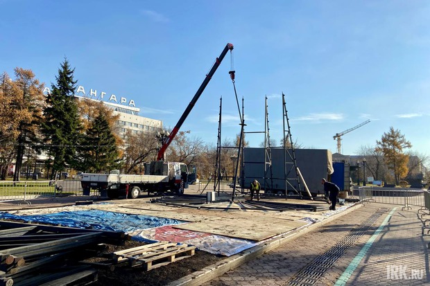 Монтаж новогодней елки в сквере Кирова. Фото IRK.ru