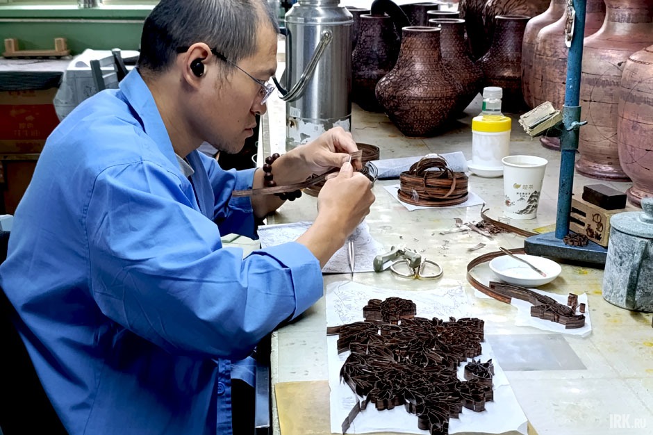 Мастер изготавливает узор для вазы