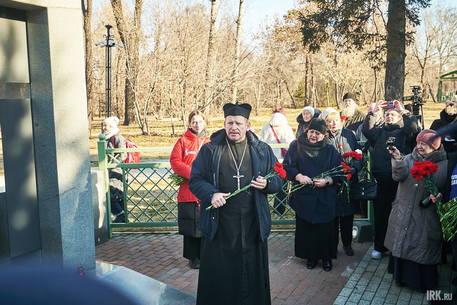 Собравшиеся возложили цветы к памятным знакам иудейской, мусульманской, католической, лютеранской конфессий, а также к православной часовне.