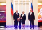 Награду школьнику вручили Валентина Матвиенко, Сергей Брилка и Владимир Колокольцев. Фото пресс-службы Совета Федерации