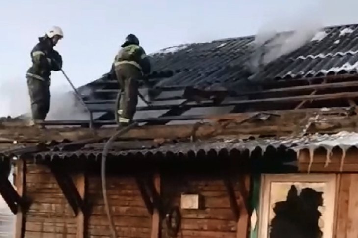 Тушение пожара в здании администрации. Скриншот видео пресс-службы ГУ МЧС России по Иркутской области