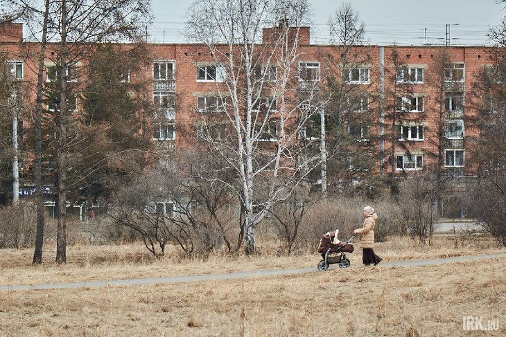 Женщина с коляской. Фото Маргариты Романовой, IRK.ru