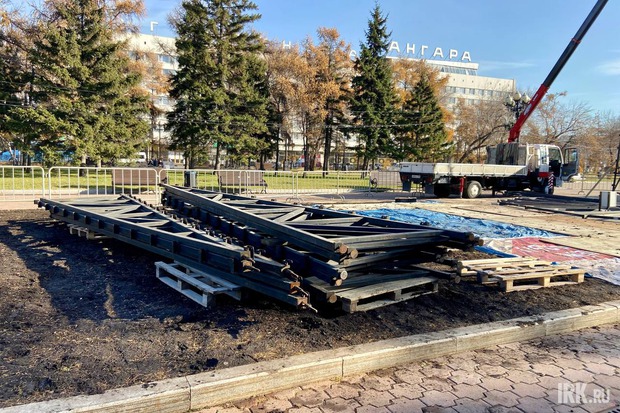 Монтаж новогодней елки в сквере Кирова. Фото IRK.ru