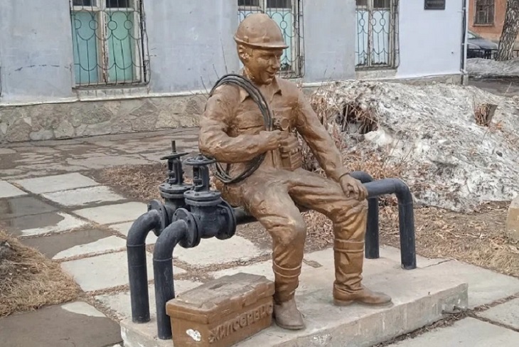 Памятник сантехнику в Усолье-Сибирском. Фото Константина Погодаева, Яндекс.Карты