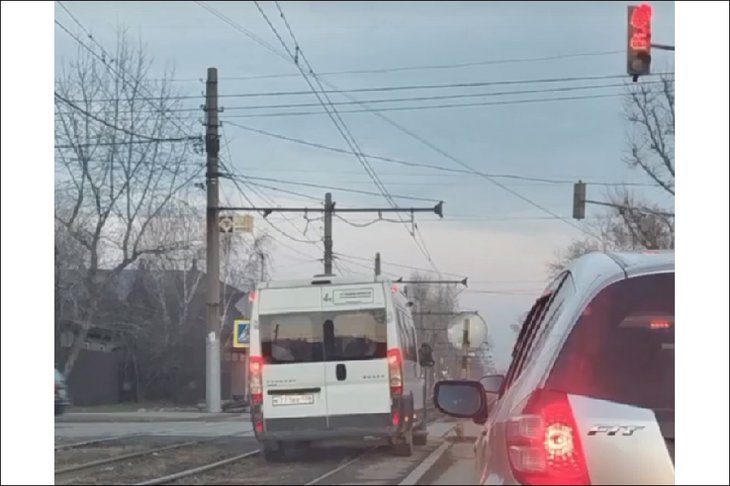 Водитель маршрутки нарушает ПДД. Скриншот видео пресс-службы Госавтоинспекции Иркутска