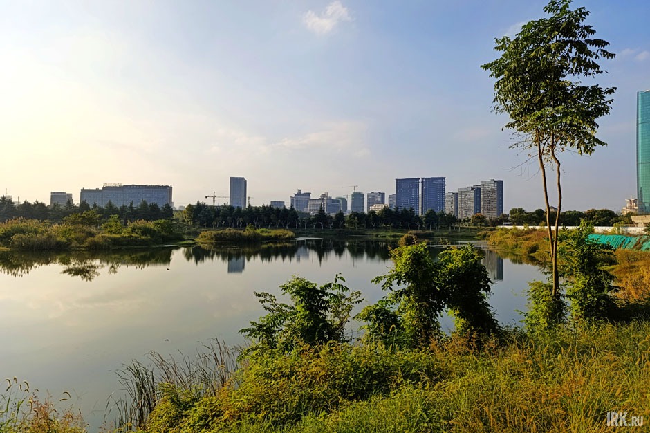 Вид на Иу с берега одного из озер в черте города