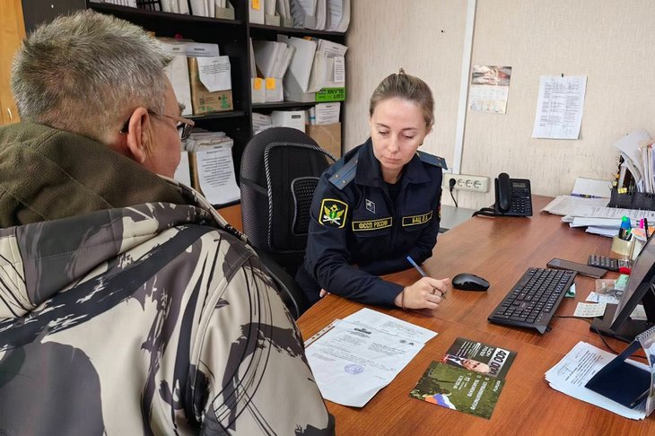 Должник на приеме у пристава. Фото пресс-службы ГУФССП России по Иркутской области