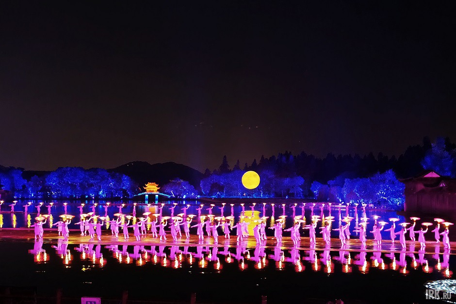 В шоу участвуют более 200 актеров