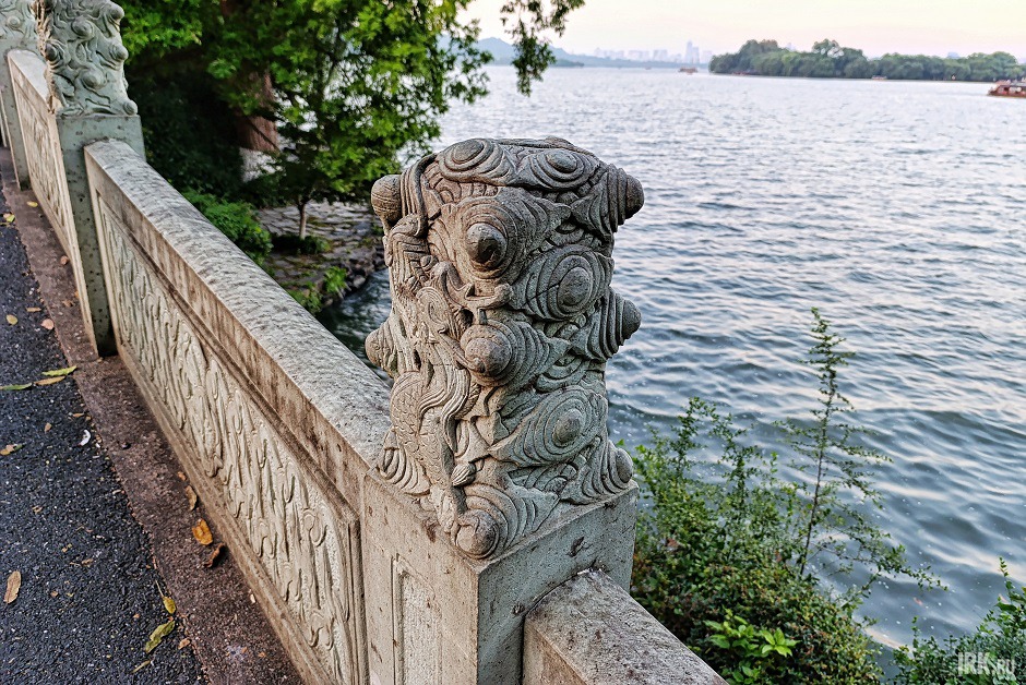 Все мосты украшают разные фигуры