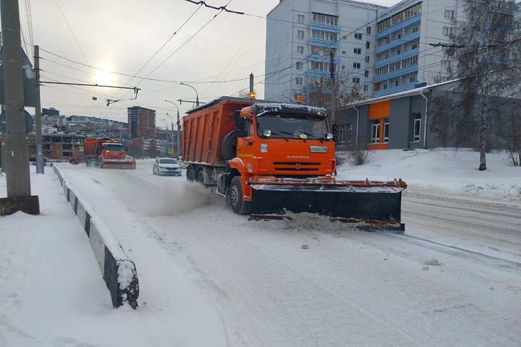 Уборка снега. Фото пресс-службы администрации Иркутска