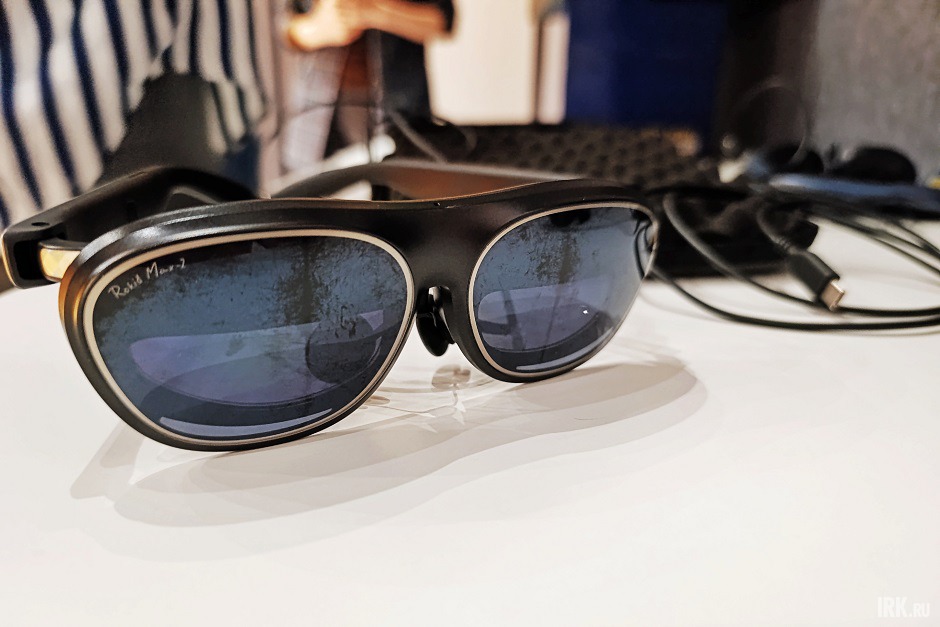 Управлять умными очками можно с помощью пульта и жестов