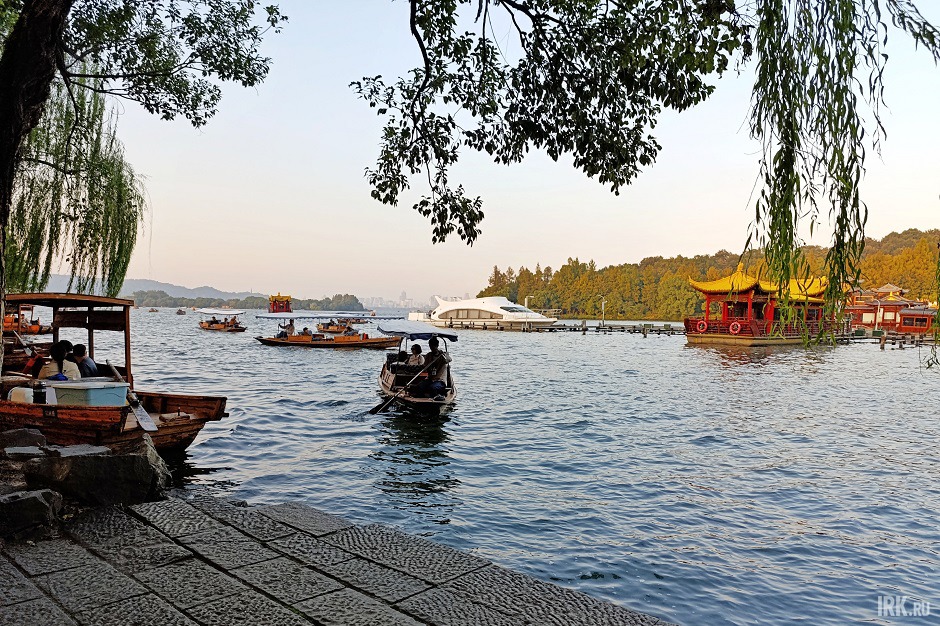 Местные жители и туристы катаются на лодках