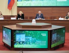 Он начался с уличной выставки в сквере имени Кирова, где разместили стенды с полевыми фотографиями бойцов и волонтёров. Далее было открыто еще две экспозиции, рассказывающие о военном быте участников СВО.