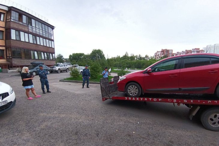 Мужчина сбил пристава на автомобиле должника. Фото ГУФССП по Иркутской области