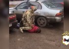 Задержание подозреваемого в сбыте наркотиков в Тайшете. Скриншот видео пресс-службы ГУ МВД России по Иркутской области