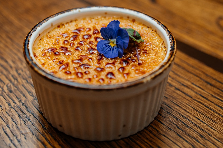 Крем-брюле с черной смородиной и саган-дайля