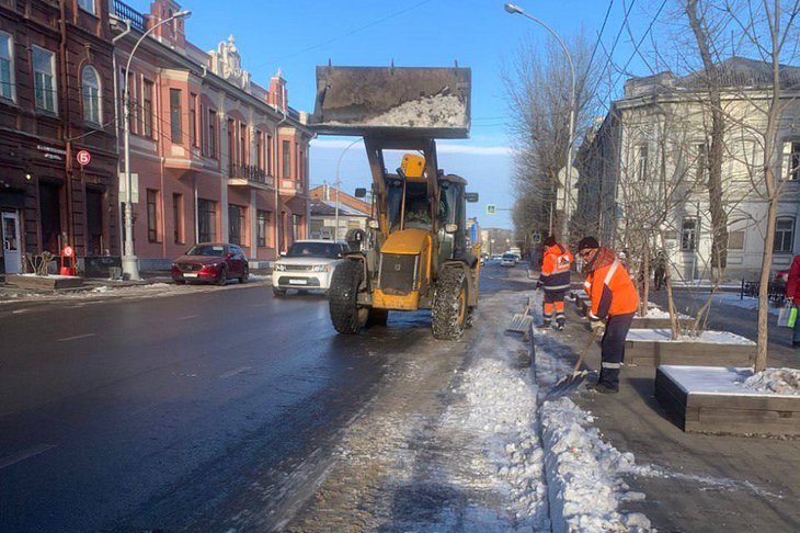 Уборка снега. Фото пресс-службы администрации Иркутска