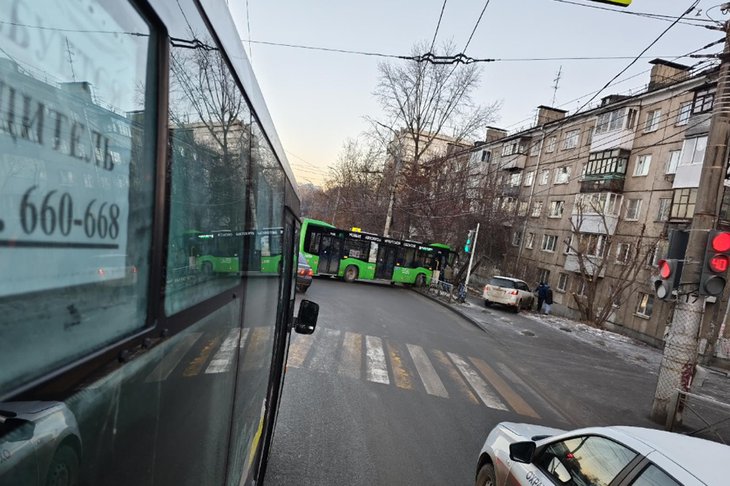 Автобус въехал в забор неподалеку от Юбилейного. Фото Ильи Ниязова с сайта 2gis.ru