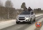 Водитель Hyundai IX35 везет пассажиров на крыше в Иркутске. Скриншот видео пресс-службы Госавтоинспекции Иркутской области