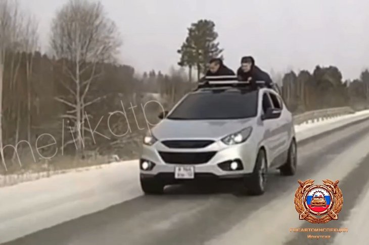 Водитель Hyundai IX35 везет пассажиров на крыше в Иркутске. Скриншот видео пресс-службы Госавтоинспекции Иркутской области