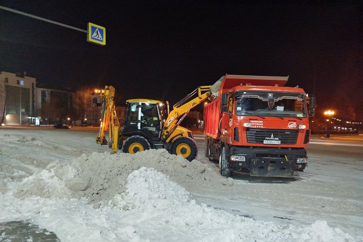 В выходные во всех районах Иркутска проводили очистку дорог, тротуаров и остановок. Фото пресс-службы администрации города