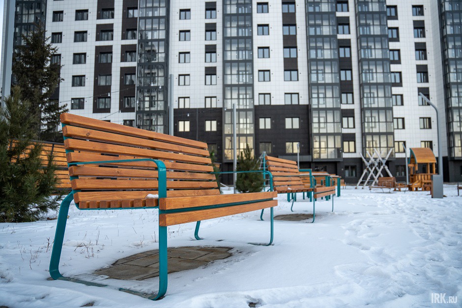 Объекты во дворе в основном из дерева