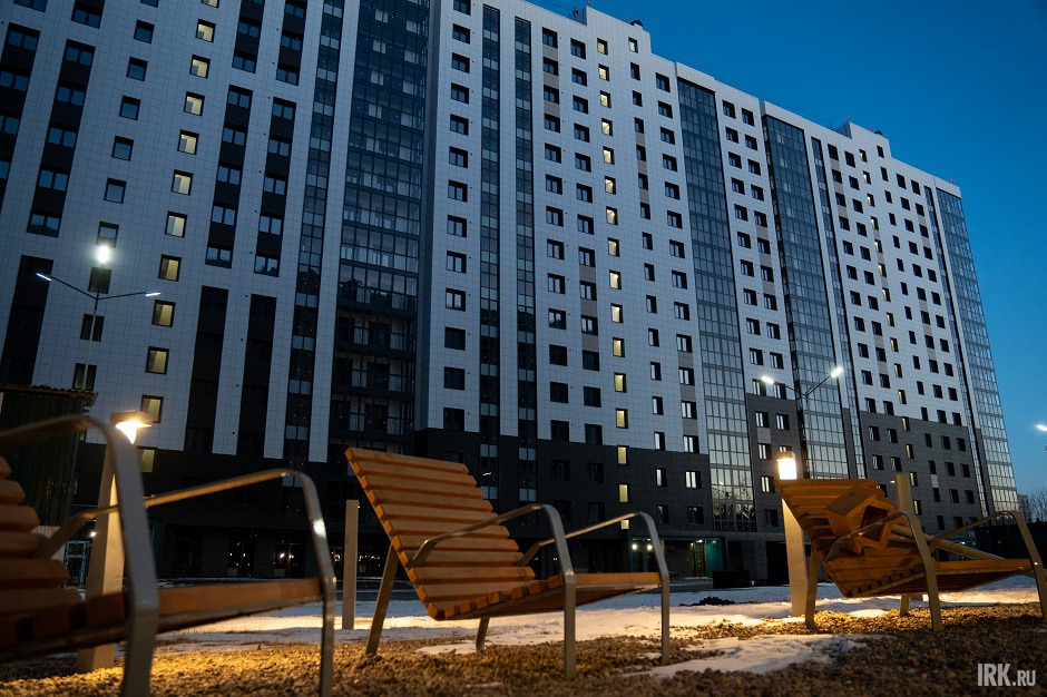 Во дворе сделали освещение