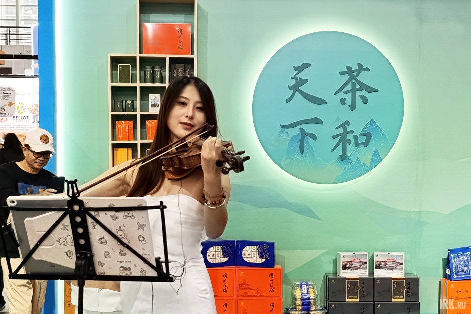 В некоторых павильонах выступают музыканты