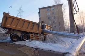 Грузовик, въехавший  в теплотрассу в Усть-Куте. Скриншот видео из телеграм-канала Евгения Кокшарова