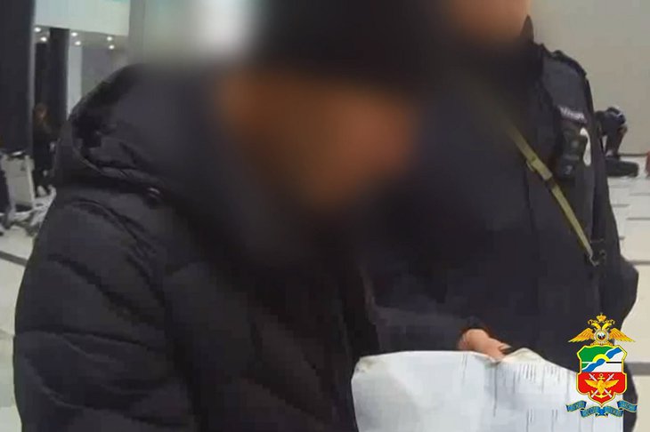 Задержанный мужчина. Скриншот видео управления на транспорте МВД России по Сибирскому федеральному округу