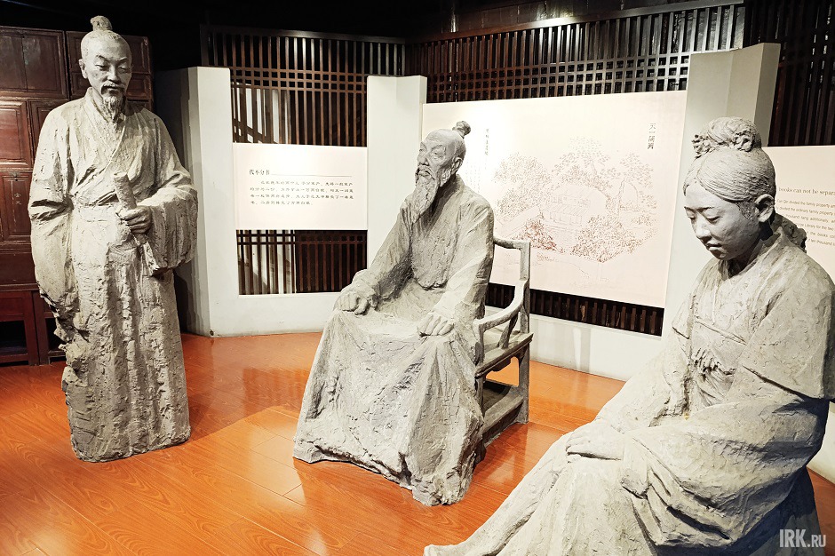 Скульптура с основателем музея, его старшим сыном и невестой младшего