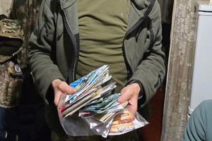Письма и рисунки от детей в руках бойца