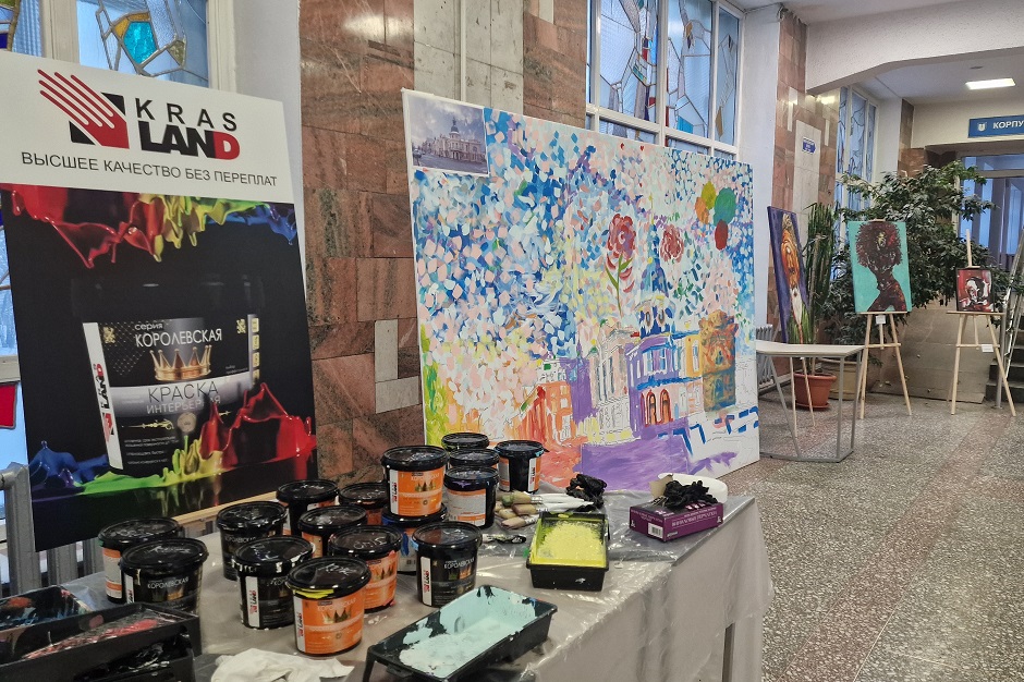 Материалы и шестиметровое полотно с пейзажем Иркутска