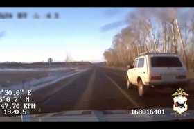 Погоня за нарушителем на «Ниве» в Черемховском районе. Скриншот видео пресс-службы ГУ МВД России по Иркутской области
