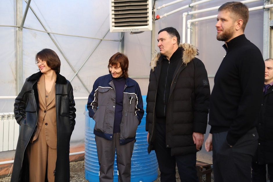 Директора Горзеленхоза Виктория Стець, мастер агрокомплекса Лариса Костиш, мэр Иркутска Руслан Болотов, председатель думы Евгений Стекачев