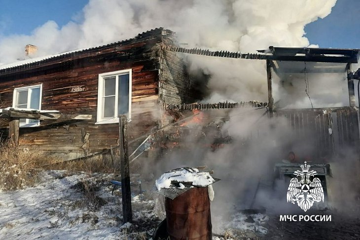 Пожар в поселке Куйтунского района. Фото пресс-службы ГУ МЧС России по Иркутской области